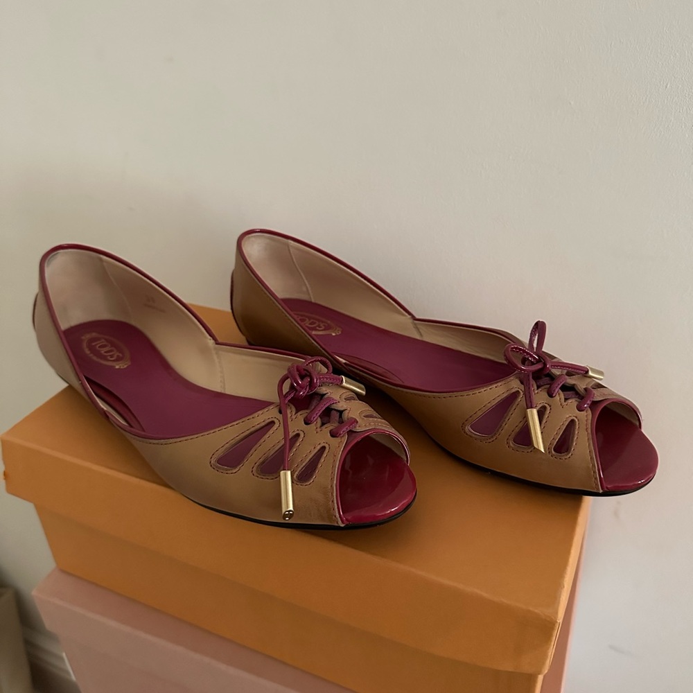 Todd’s open toe flats